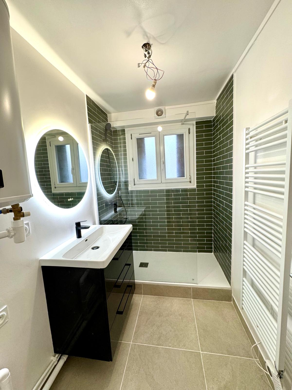 Salle de bain moderne carrelage vert